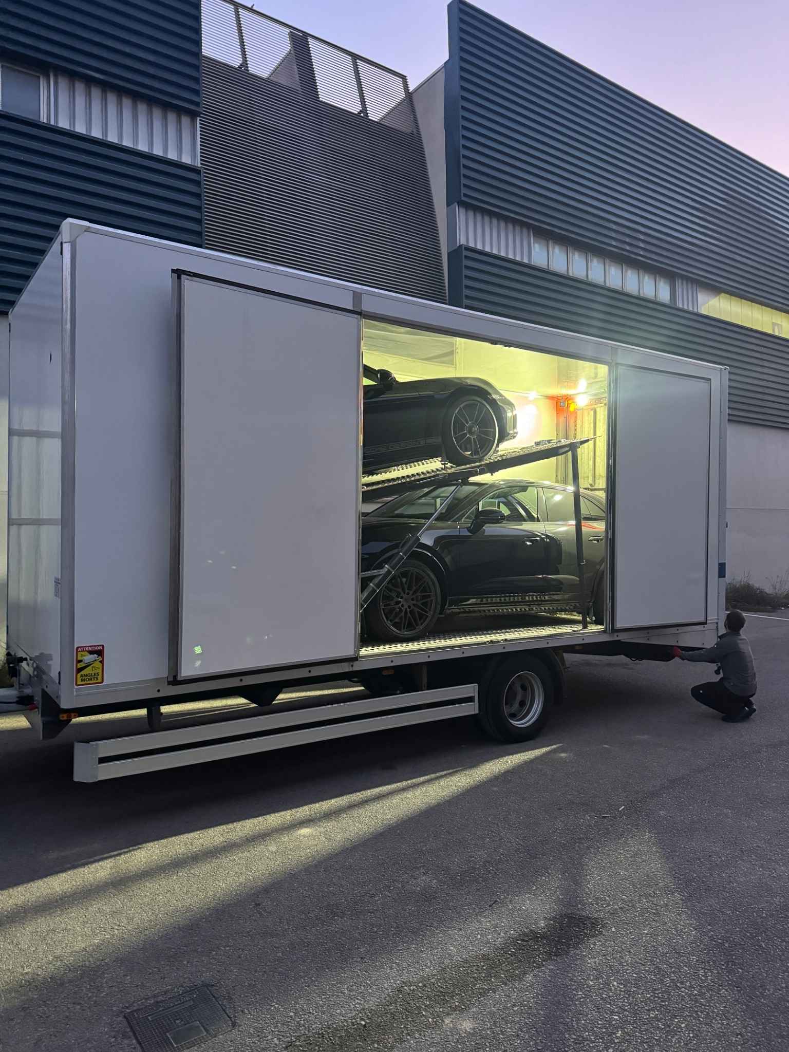 Sichere Fahrzeugüberführung auf dem Transporter